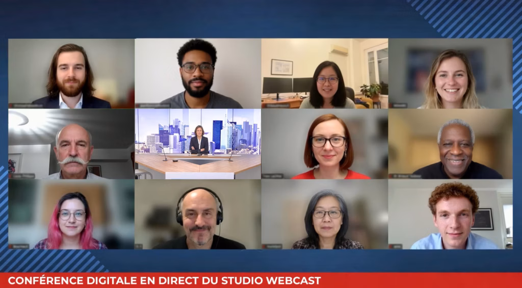 Conférence digitale en direct depuis le Studio Webcast avec présentatrice sur plateau TV et participants distants connectés en grille vidéo