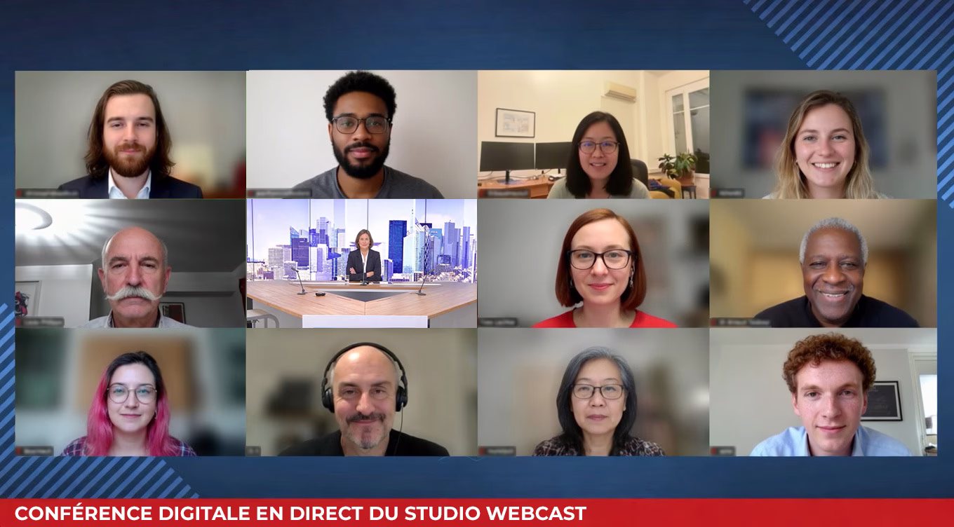 Conférence digitale en direct depuis le Studio Webcast avec présentatrice sur plateau TV et participants distants connectés en grille vidéo