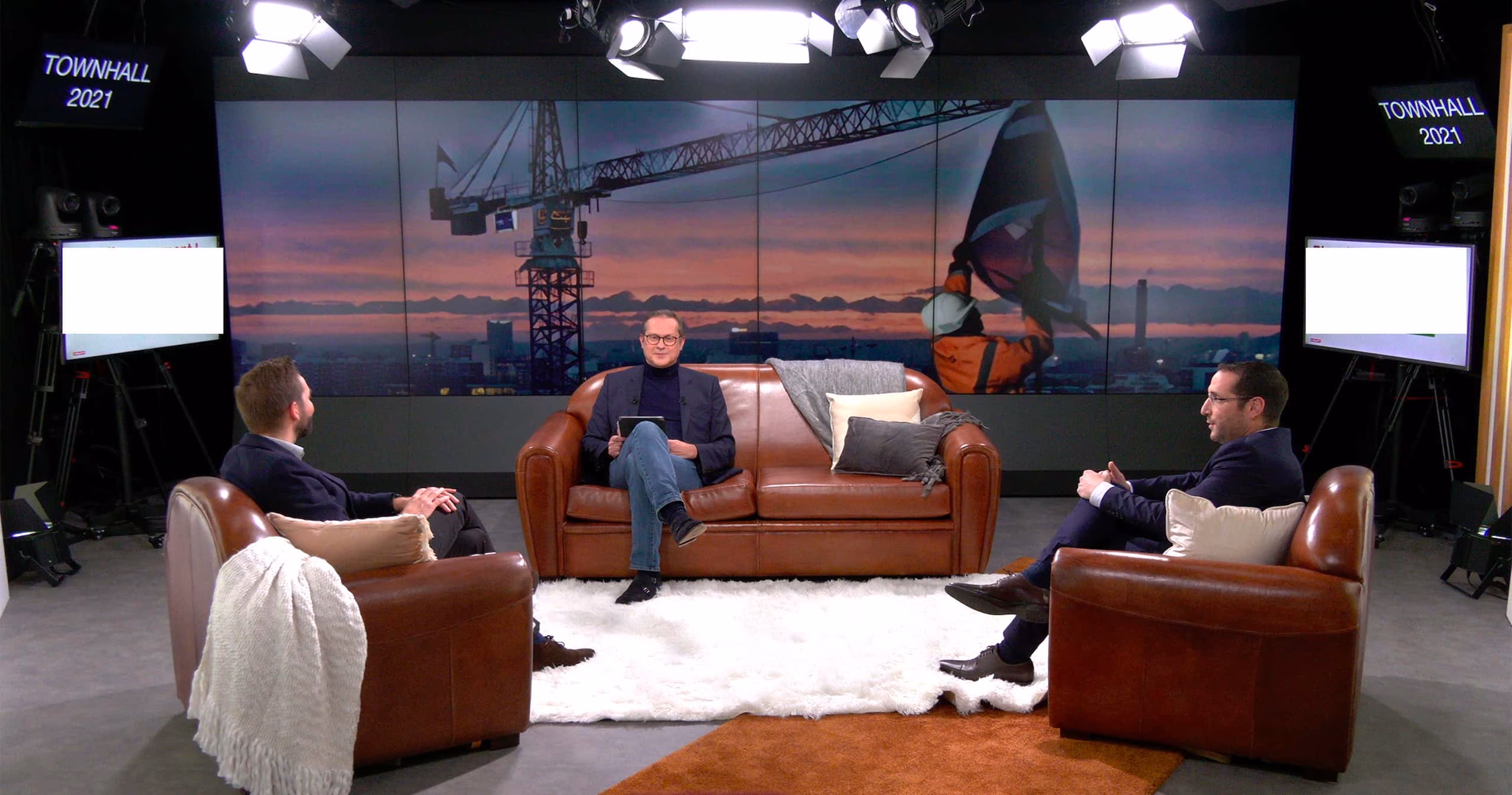 Production en direct au Studio Webcast avec trois intervenants installés dans des fauteuils club en cuir sur un plateau habillé